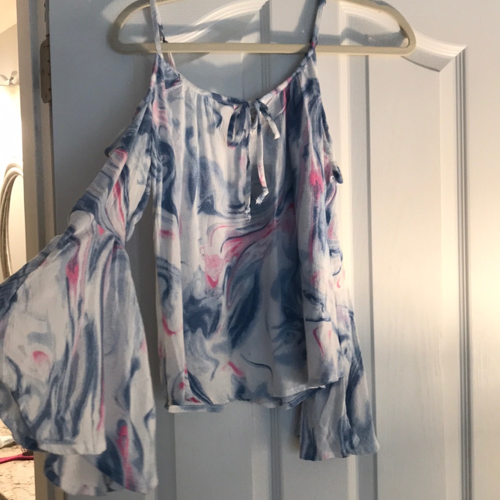 Cold shoulder wide sleeved marble top
